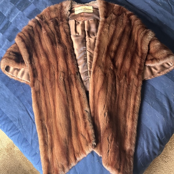 George Benioff Cape - Picture 1 of 4